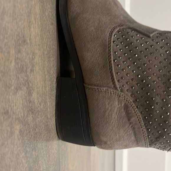 brown- grey women’s boots. - Picture 3 of 3